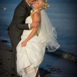 Gommen kysser bruden på stranden